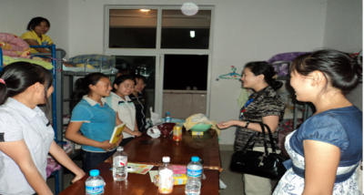 文学院党总支副书记带领辅导员到新生宿舍看望新同学